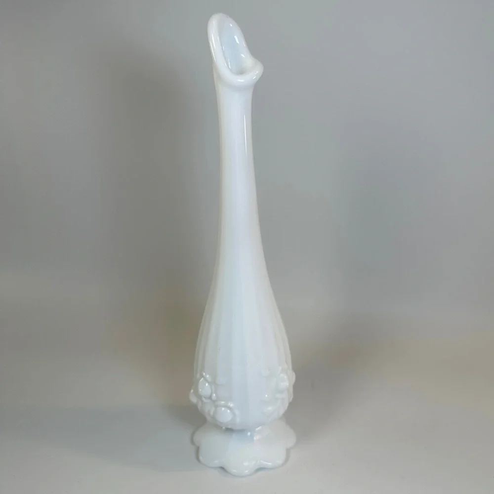 VTG Fenton White Milk‎ Glass Swung Bud Vase Rose Flowers Floral Roses Opaque